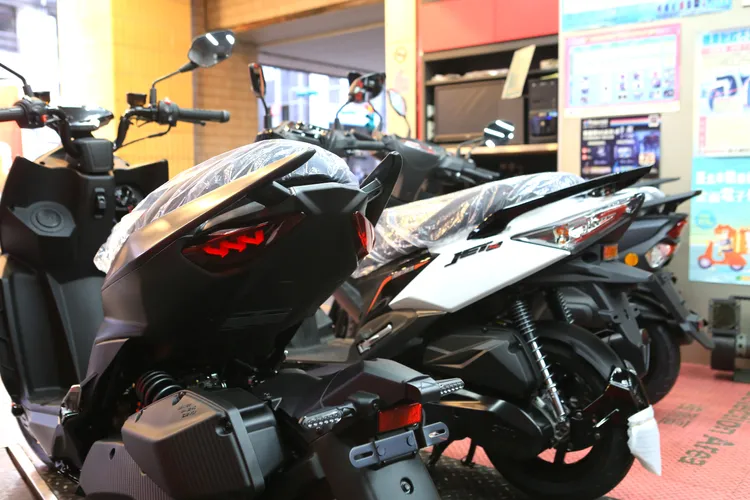 DRGBT中置避震器設定，帶來招牌的侵略性車尾設計讓人過目不忘，除了3,000元的購車優惠之外，和MMBCU相同都再享36期分期0利率以及五百萬安心險。林浩昇攝