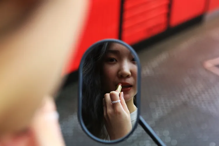 可翻轉成為直立式化妝鏡的後視鏡，是CLBCU深受女性騎士青睞的貼心配備。林浩昇攝