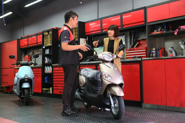 SYM三陽機車當家入門女性通勤車WOO115，可享汰舊換新最低價43,700元起(不含牌險及規費)的優惠。林浩昇攝