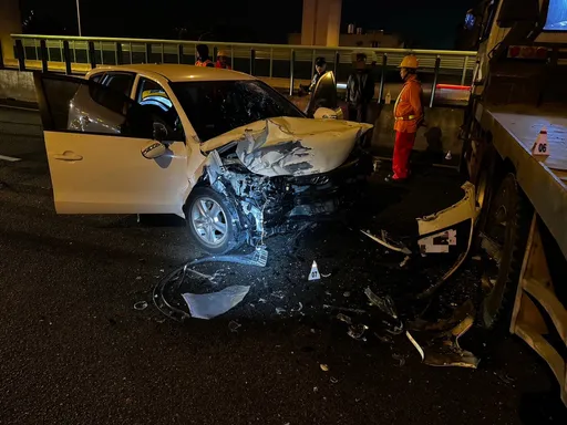 前方大車撞小車事故閃避不及　小客車駕駛送醫不治