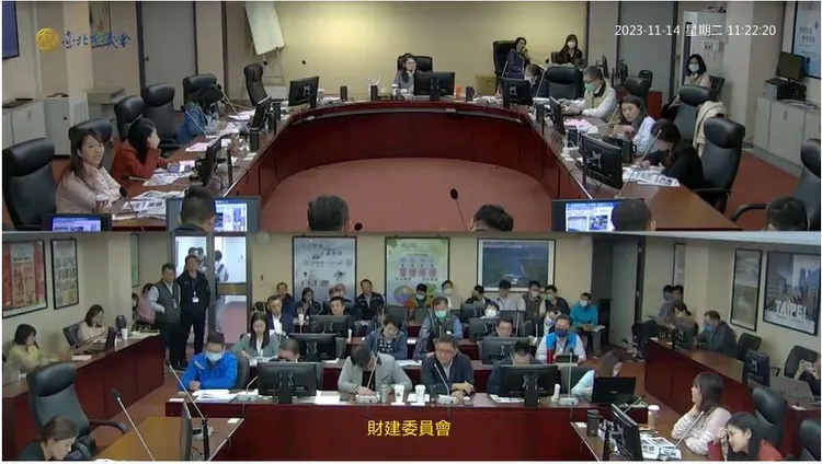 北市市場處今到議會專案報告三市場改建計畫，被議員連番打槍。翻攝議會直播畫面