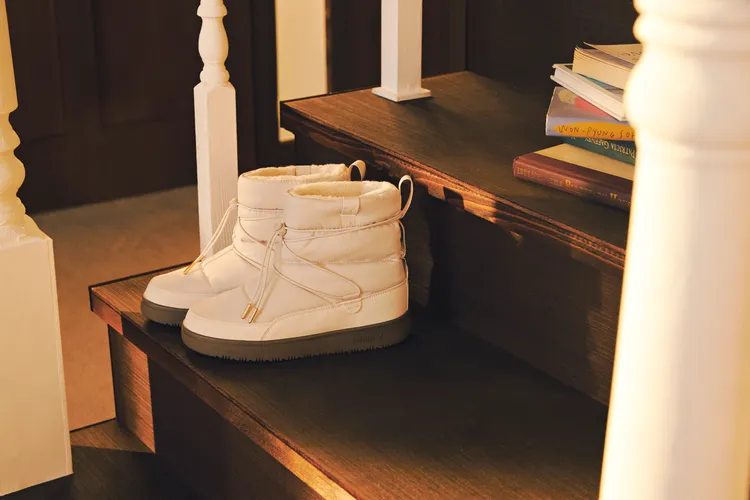 雪靴鞋面及鞋底以拼接人工皮革防止水花浸入鞋內。品牌提供