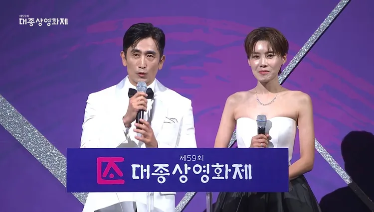 車仁表（左）、張度練擔任頒獎典禮主持人。翻攝YouTube