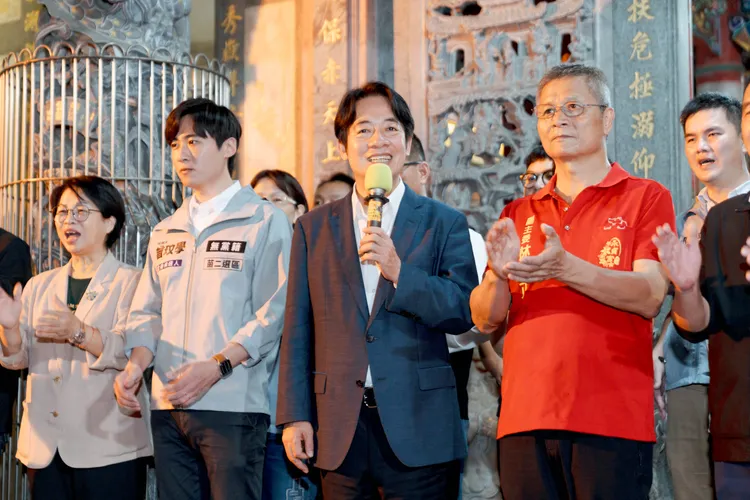賴清德於頭份永貞宮參拜，向鄉親大力推薦曾玟學。賴清德競辦提供