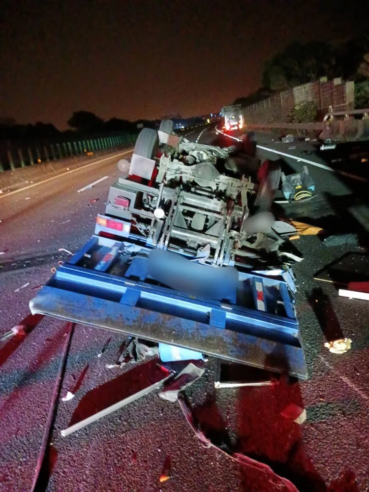 翻覆的小貨車。民眾提供