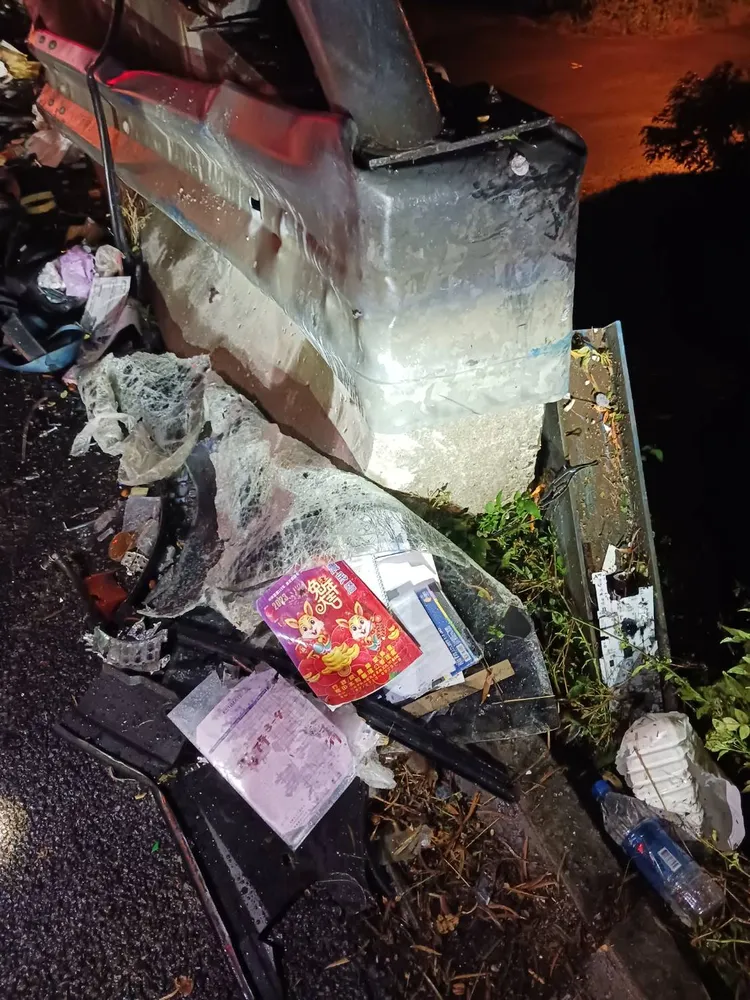 小貨車撞護欄後翻覆。民眾提供