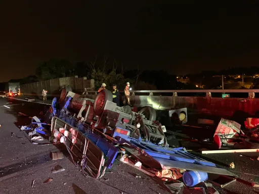 國3貨車遭追撞全碎！駕駛拋車外慘死　BMW駕駛疑超速分心