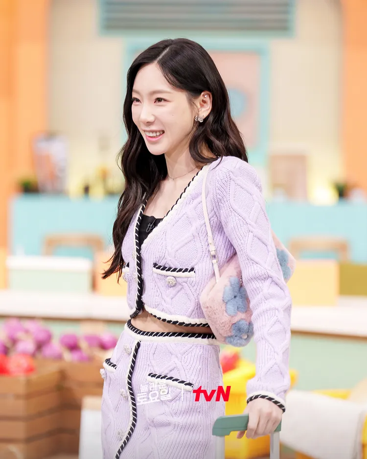 開襟緄邊針織外套1萬6800元、緄邊針織短裙1萬2800元。翻攝tvN