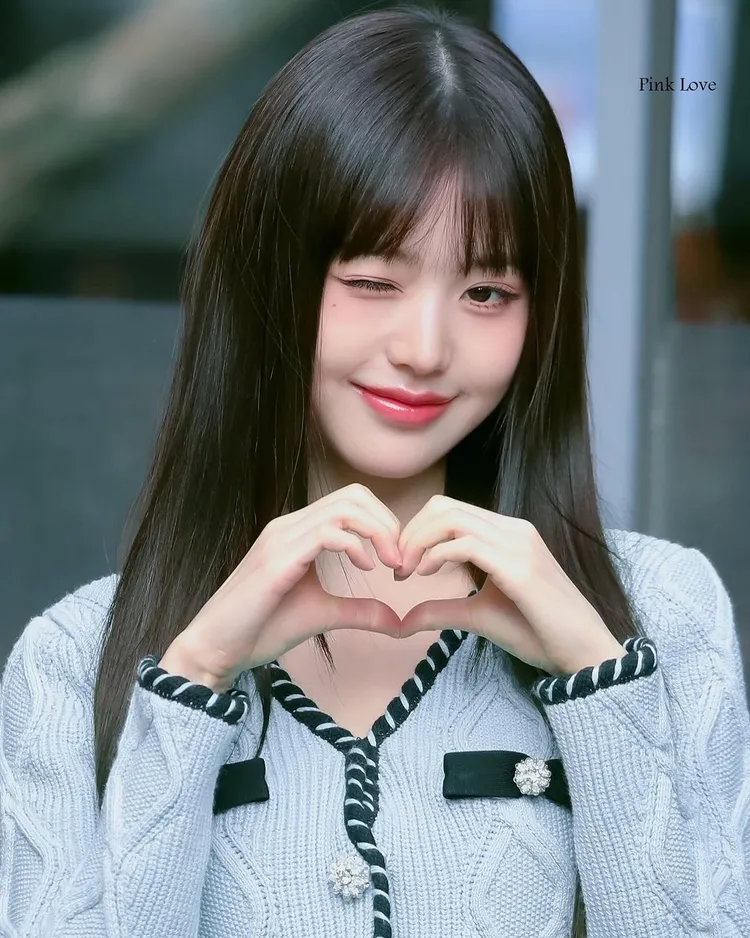 張員瑛穿著self-portrait 2024早春系列針織套裝。翻攝張員瑛IG