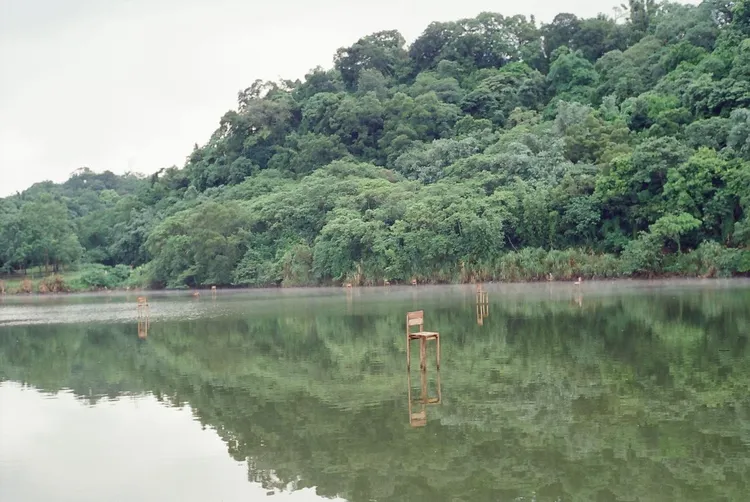 孟耿如凌晨PO文貼出木椅懸浮湖面的奇特景象。翻攝孟耿如臉書