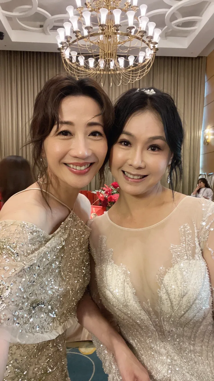 戲外陳妍安（右）跟潘奕如是北藝大的學姐妹，兩人劇中開撕，戲外是惺惺相惜。民視提供