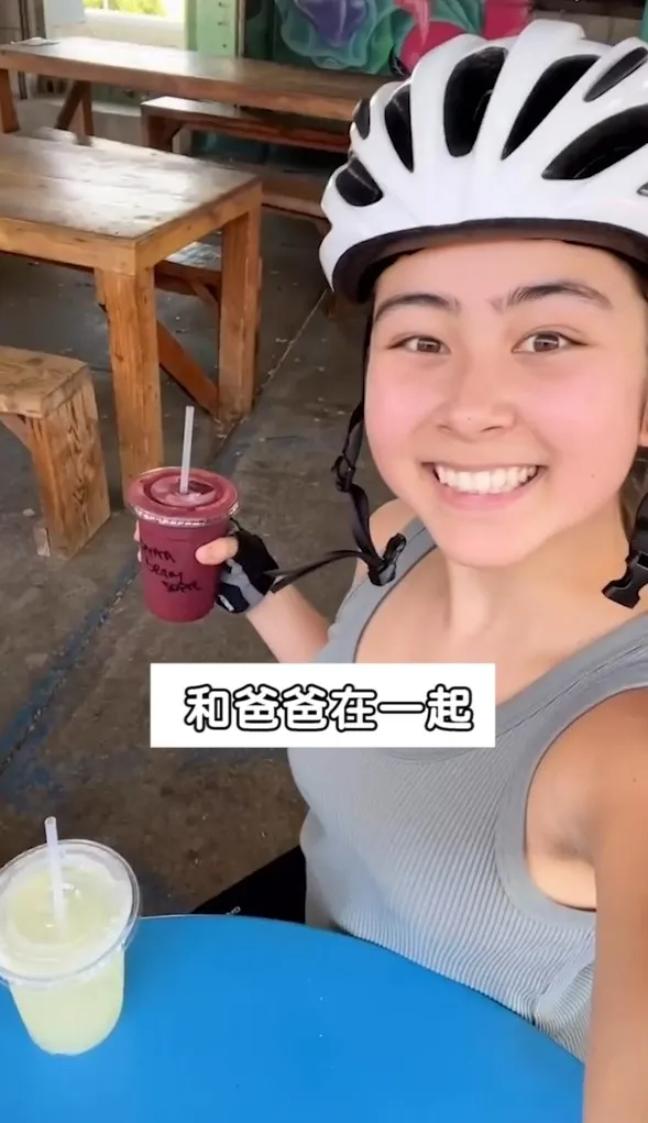 跟爸爸一起出門玩耍，還有飲料可以喝。IG@sofimanassyan 提供