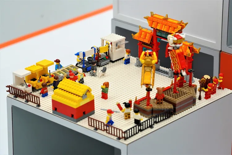 萬芳高中師生用樂高積木拼出微型集應廟，大門與廟埕空間還有舞獅慶典與小吃攤。教育部提供