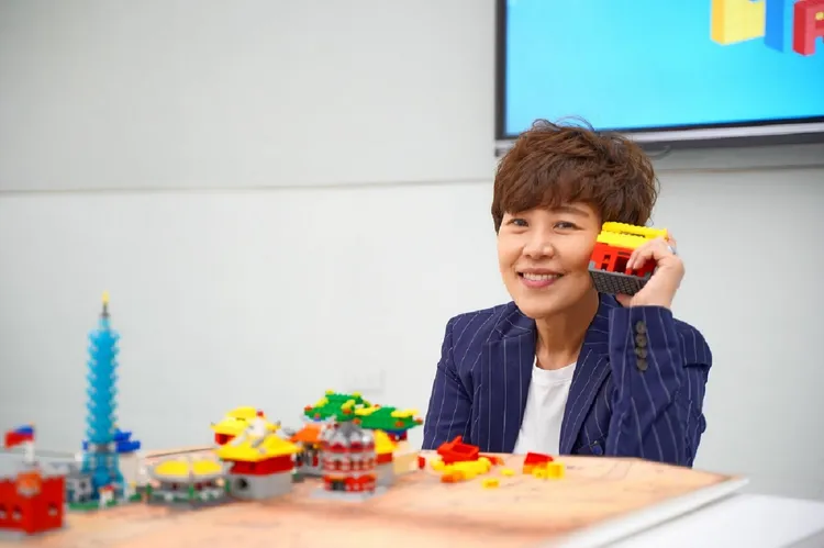 萬芳高中歷史老師黃小萍用積木，活化死板的歷史課。教育部提供