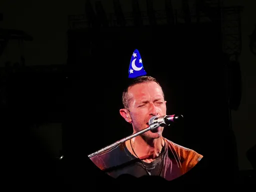 Coldplay高雄開唱超親民!克里斯馬汀開放點歌 「變身米奇」萌翻5萬人