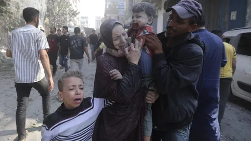 日女哽咽憶撤離過程　「加薩民眾追車令人心碎」