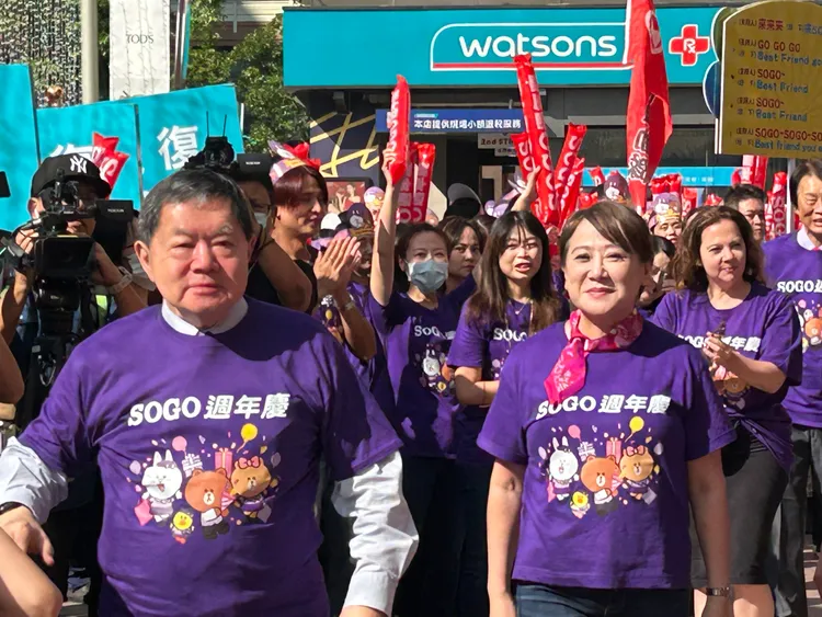 遠東集團董事長徐旭東(左)與SOGO董事長黃晴雯(中)、徐旭東大女兒徐國梅(右)。林巧雁攝