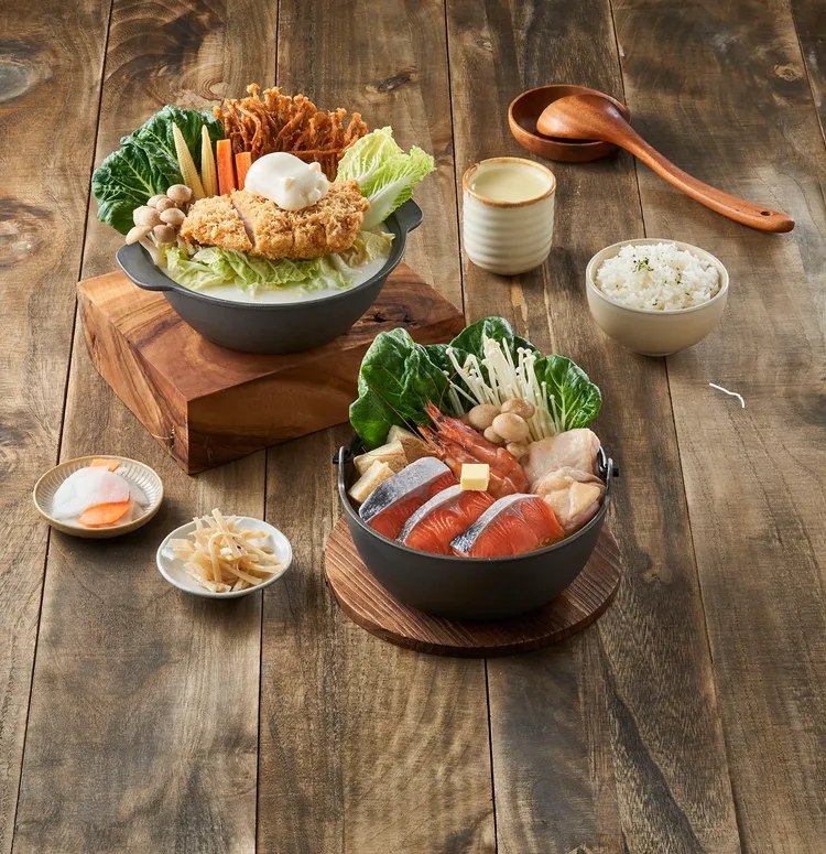 即日起至明年1月底，「品田牧場」推出期間限定味增風石狩鍋(前)和北海道牛奶風豬排鍋(後)。業者提供