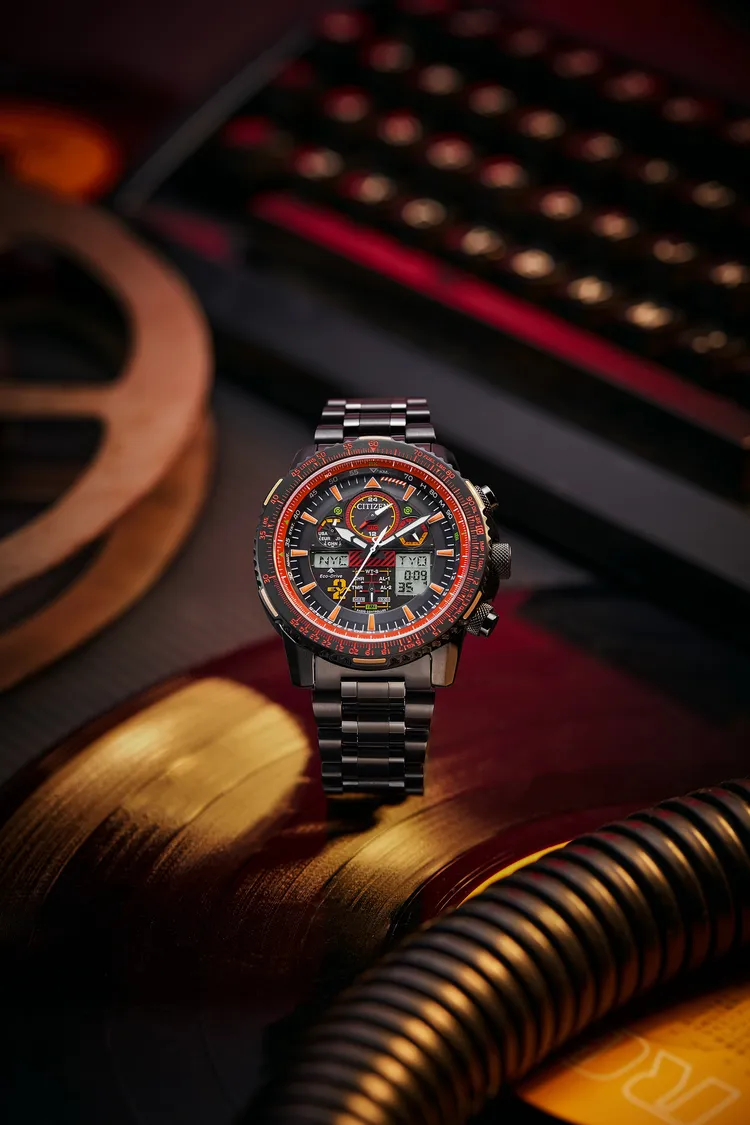 「貳號機」利用紅色及橘色投射出明日香鮮明的個性。品牌提供