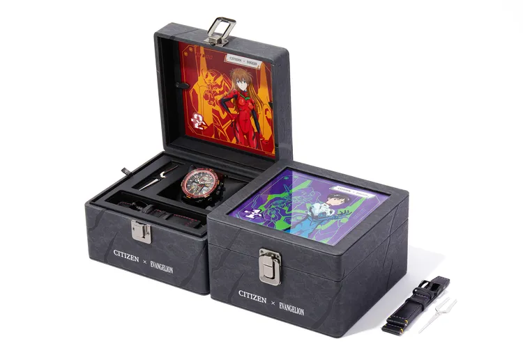 錶盒內含主角碇真嗣及明日香的限量專屬角色卡片。品牌提供