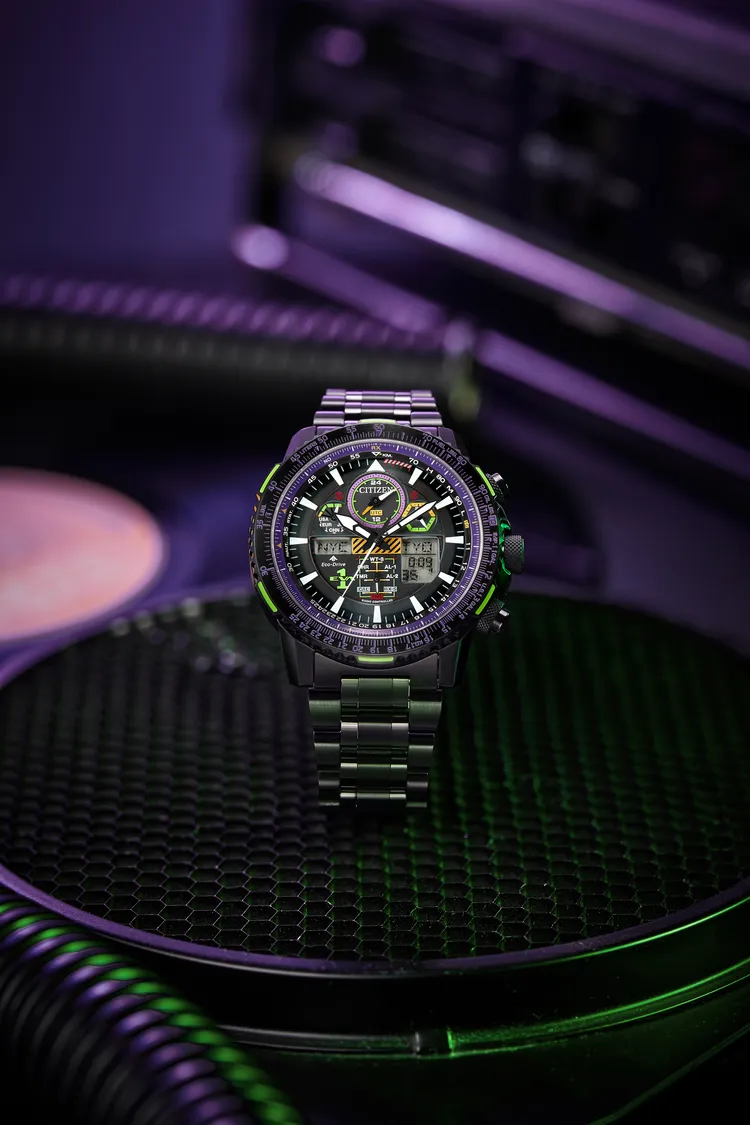 標誌性紫色、綠色貫穿整只腕錶。品牌提供