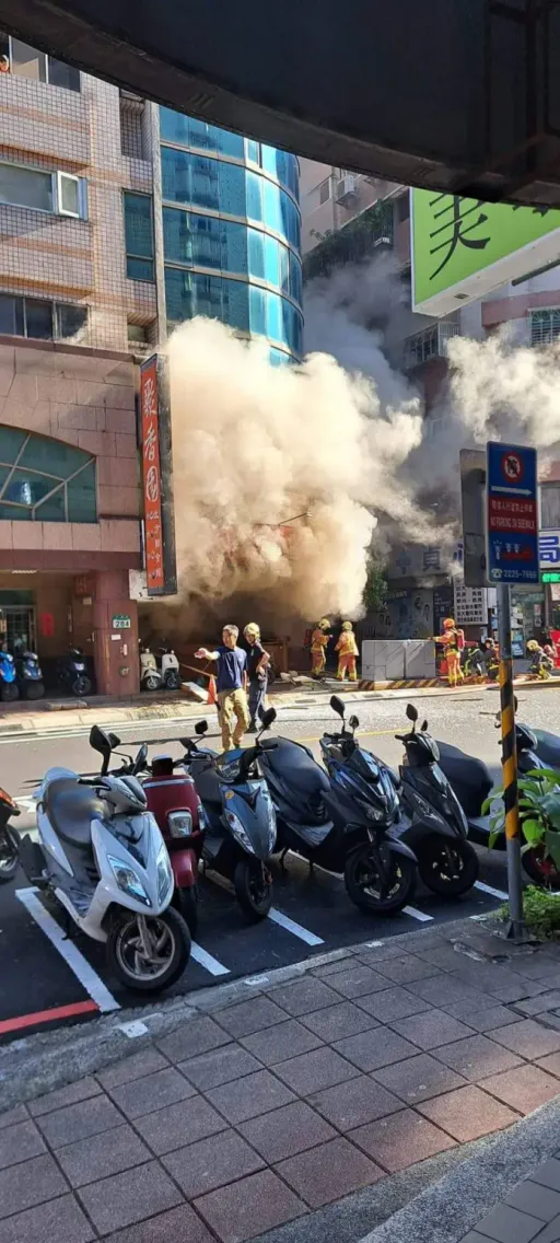 中和麵食館氣爆！大量濃煙竄出　2人受傷