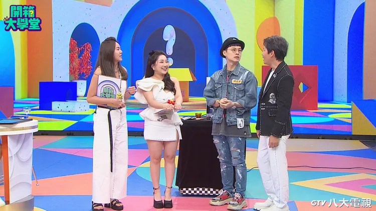 楊昇達（右二）幽默感，逗樂Shine（左起）、天后闆妹、孫協志。八大提供