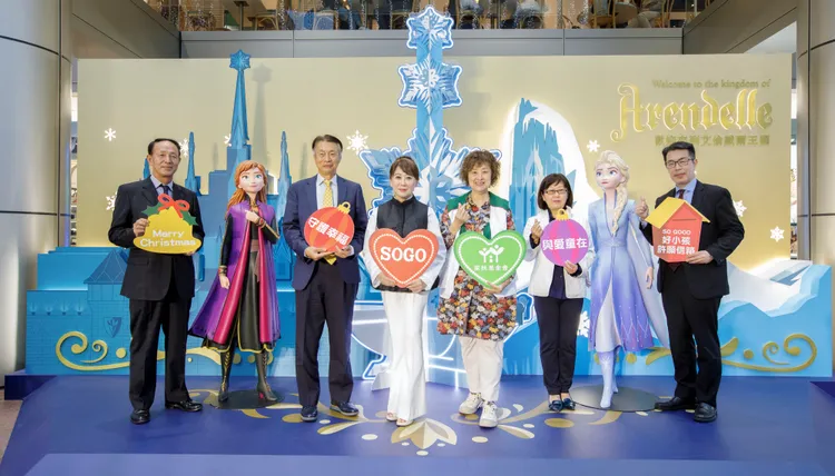 遠東SOGO黃晴雯董事長等人一起點亮裝置。業者提供