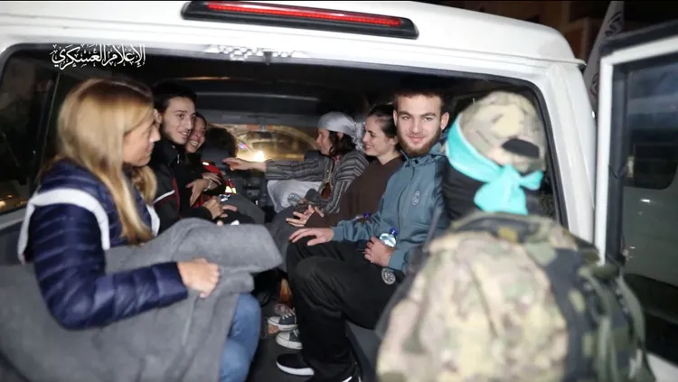 中國主張以巴雙方全面停火止戰；並回歸1967年的巴勒斯坦建國「兩國方案」。圖為哈瑪斯釋放以色列人質。路透社
