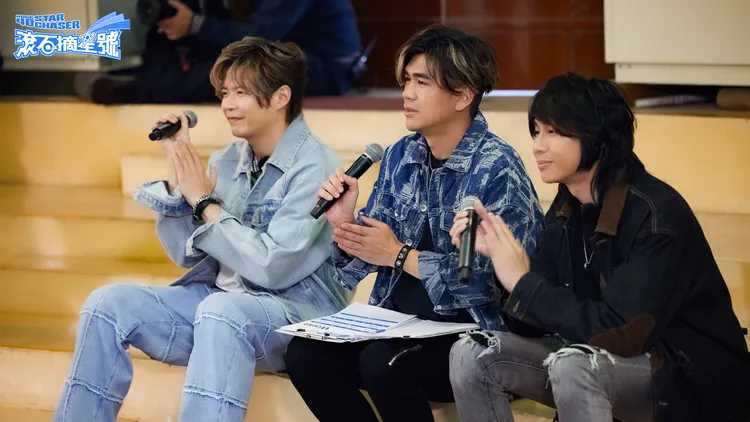 比賽狀況百出，聲音鑑賞官八三夭團員阿璞（左起）、小橘與霸天講評，嚴肅又不失歡樂。圖／滾石提供