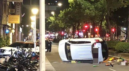 休旅車追撞側翻！瞬間影片曝光　新北議員張嘉玲受傷送醫