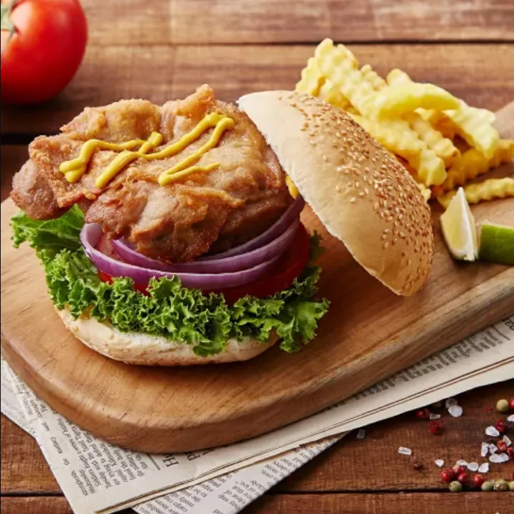 大成食品黃金脆皮雞腿排(50入)原價7000元，雙11價2425元。業者提供