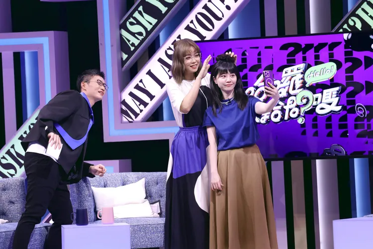 高嘉瑜與主持人們開心玩自拍。公視提供