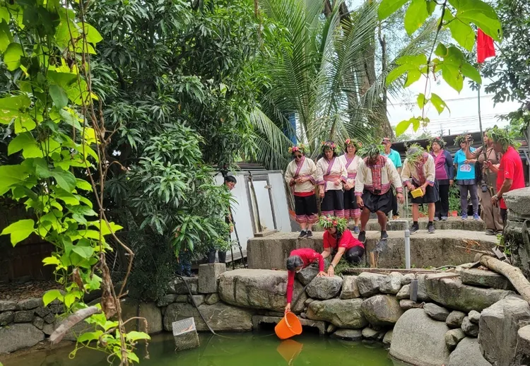 屏東縣馬卡道文化祭活動27日由內埔老埤夜祭打頭陣，老祖祠祭拜進行乞水儀式。縣府提供