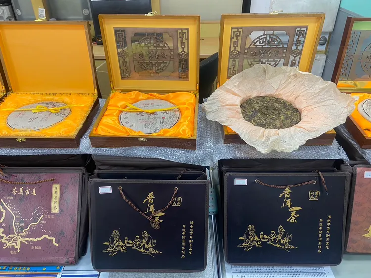 警方只好陪同面交，揪出茶餅沒有300年。警方提供