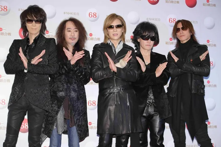 HEATH（左）猝逝，「X JAPAN」成員陷入悲傷，左二起PATA、YOSHIKI、
Toshl、SUGIZO。翻攝《報知新聞》