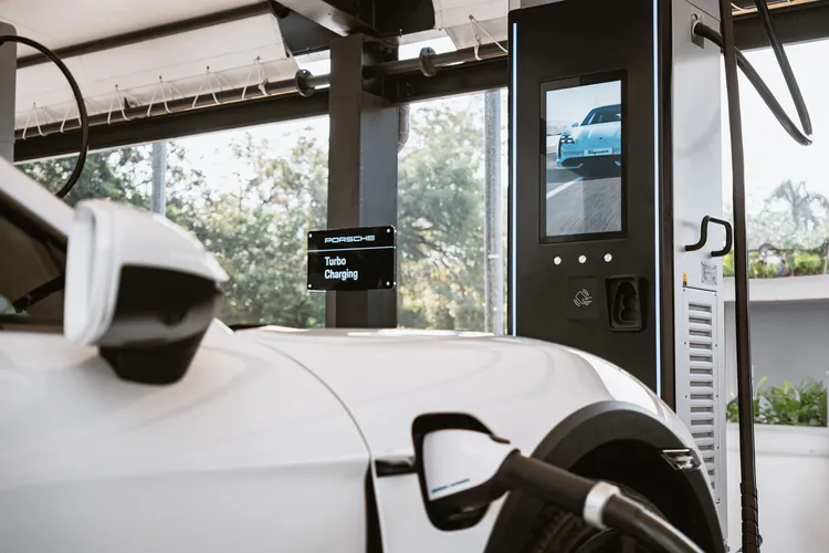 台灣保時捷現有16座高速充電站，預計於今年底前再新增三座據點。原廠照片