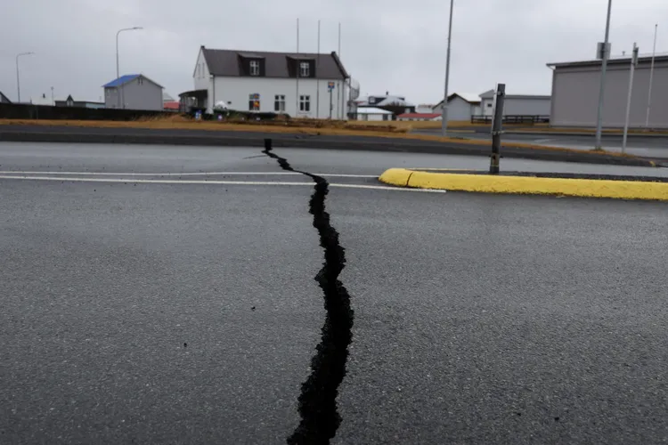 因為火山岩漿在地殼內活動，格林達維克馬路上出現裂縫。路透社