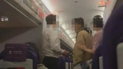 大阪飛上海客機還沒降落!狂男拉艙門想開 乘客驚喊「要幹什麼」