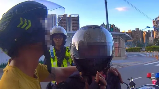 女騎士載男友被警攔檢卻淚崩　原因曝光