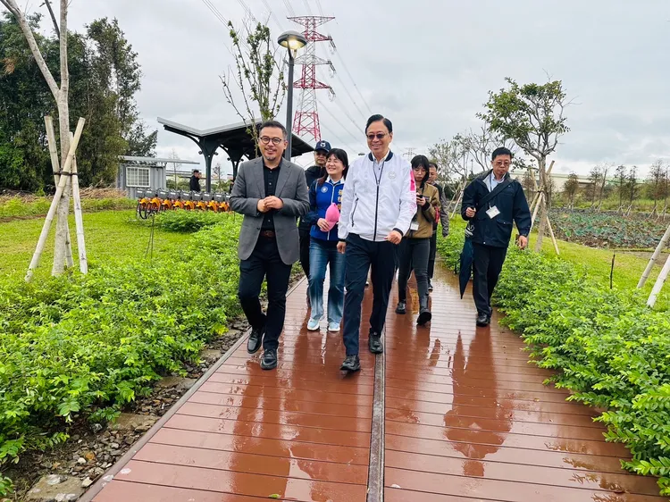 張善政視察桃林鐵馬道。桃園市府提供