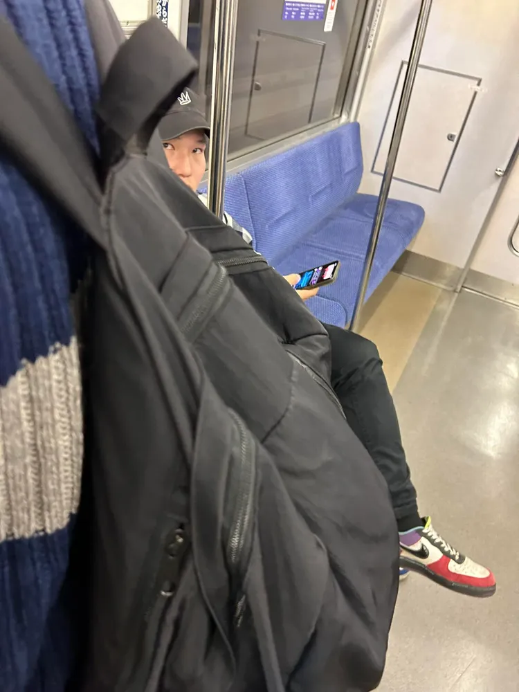 遭偷拍女子說，疑犯對她怒目相視。翻攝自臉書「爆料公社二社」