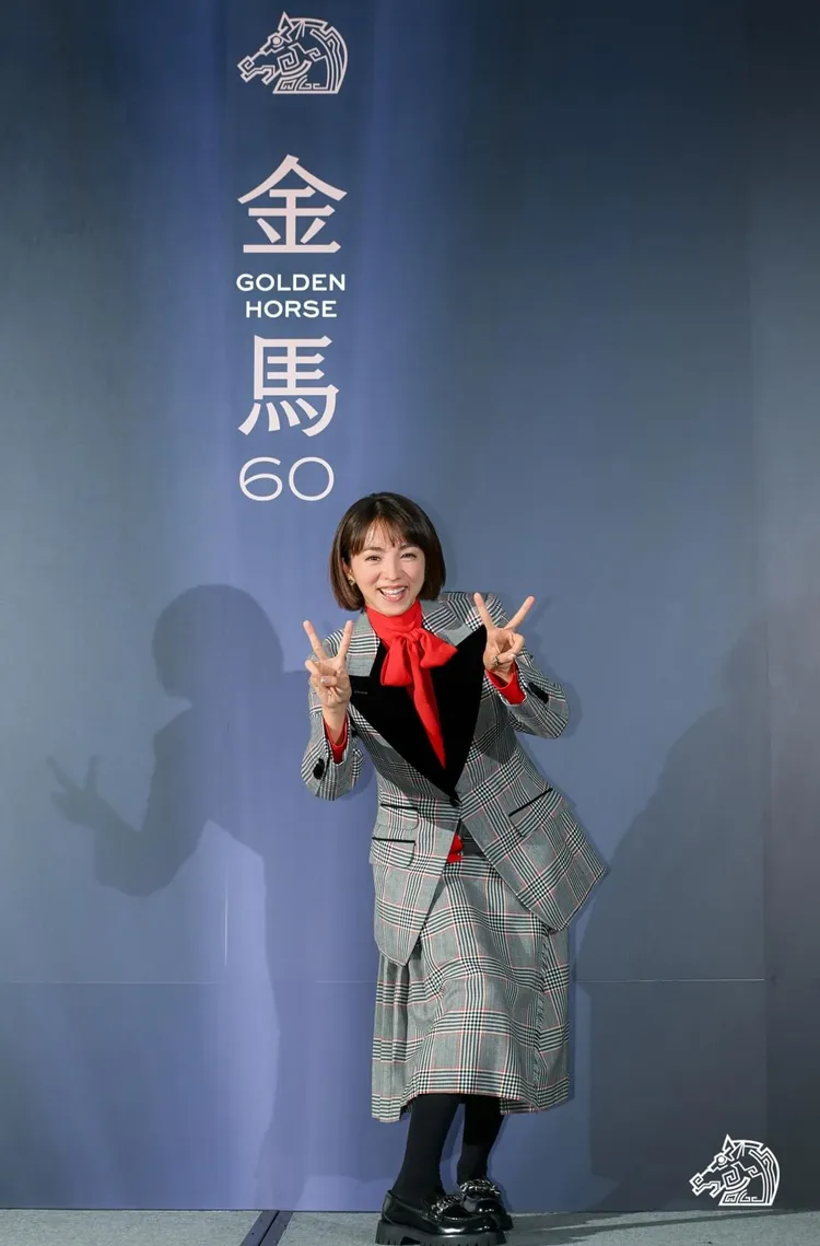 滿島光在記者會上擺出俏皮姿勢。翻攝金馬影展TGHFF臉書