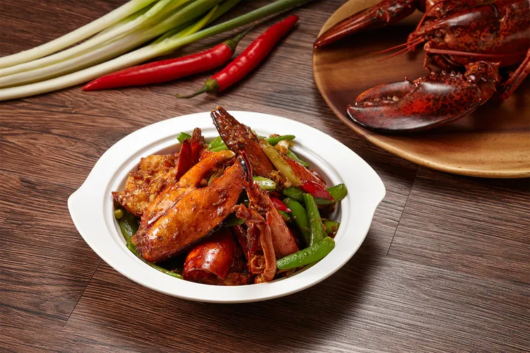 誠品行旅館外中餐廳聚聚樓以「醬爆龍蝦」呈現活龍蝦的甘甜滋味與Q彈肉質。業者提供