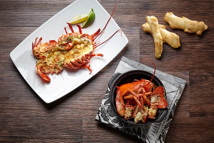 The Chapter Cafe揉以中、西式兩種烹調方式推出「焗烤鮮龍蝦」與「薑香麻油龍蝦煲」。業者提供