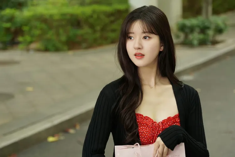 趙露思在《偷偷藏不住》中的穿搭頗受好評。翻攝趙露思工作室微博