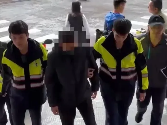 警方獲報後，第一時間前往現場逮捕犯嫌。翻攝畫面