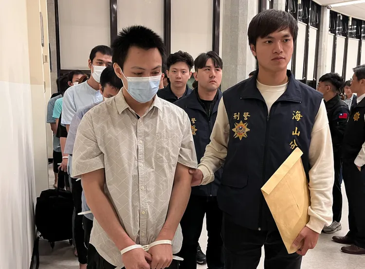 台灣與馬來西亞警方合作破獲一處電信詐欺機房，全案共逮49嫌，其中19人為台籍，首批10名台嫌1日晚間被遣返回台。中央社