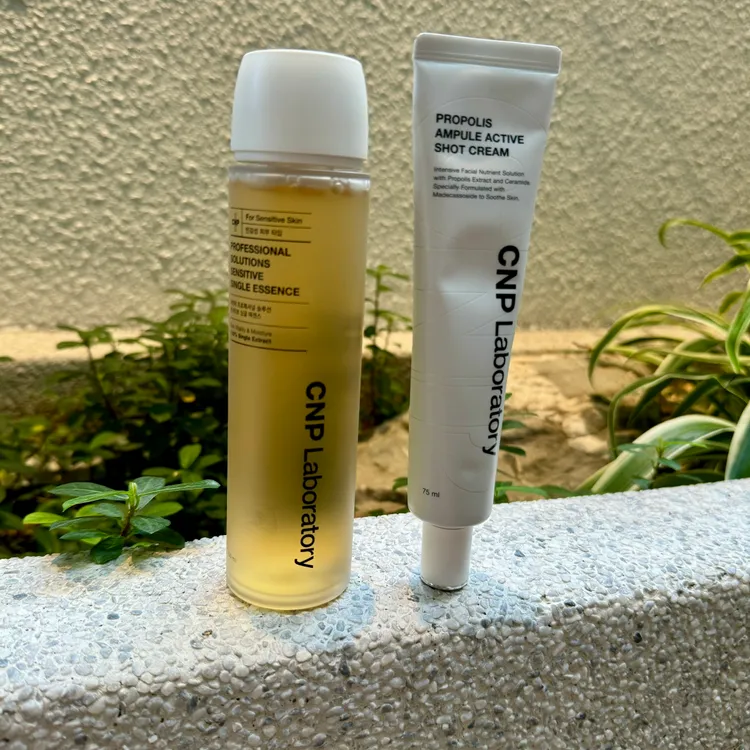 CNP為換季推出黑甘草強效修護精華液（左）和蜂膠能量彈潤修護霜（右）新品。張家玲攝