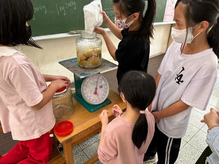 玉峰國小團隊以專屬桃子園讓學童體驗種樹、育桃，結合各領域課程。新竹縣府提供